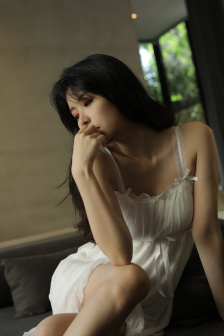 女同桌张开腿让我爽了一夜